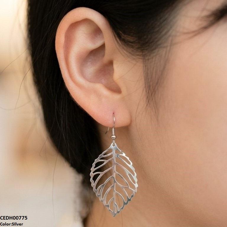 CEDH00775 QWN Leaf Drop Earrings - CEDH
