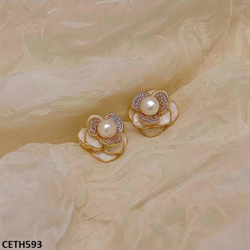 CETH593 YHC Pearl Flower Ear Tops Pair