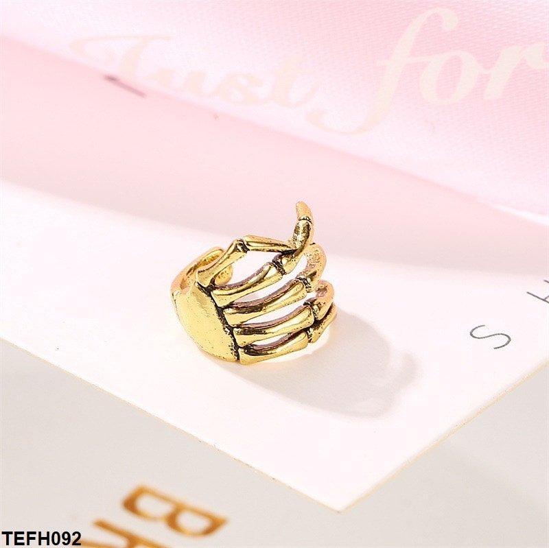 TEFH092 QWN Skeleton Hand Ear Cuff Single