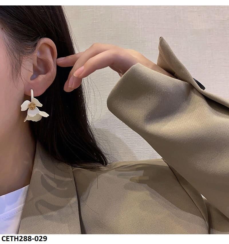 CETH288 YQG White Flower Stud Tops Pair