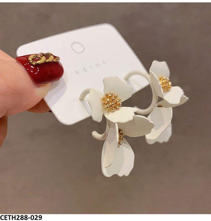 CETH288 YQG White Flower Stud Tops Pair