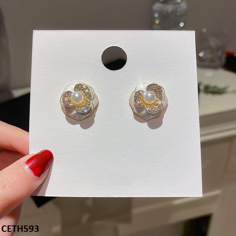 CETH593 YHC Pearl Flower Ear Tops Pair