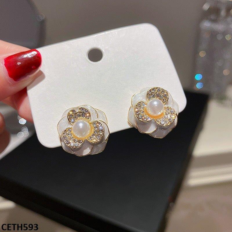 CETH593 YHC Pearl Flower Ear Tops Pair