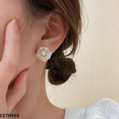 CETH593 YHC Pearl Flower Ear Tops Pair