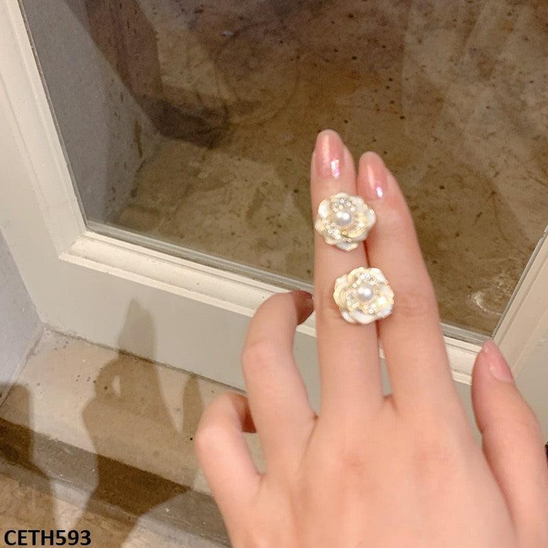 CETH593 YHC Pearl Flower Ear Tops Pair