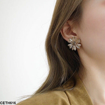 CETH616 YQG Flower Ear Tops Pair