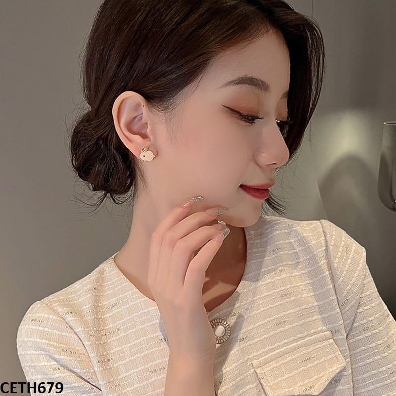 CETH679 YQG Rabbit Stud Tops Pair