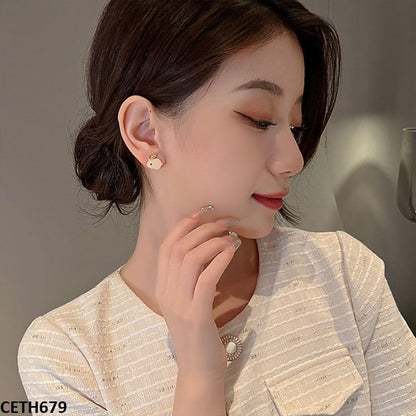 CETH679 YQG Rabbit Stud Tops Pair