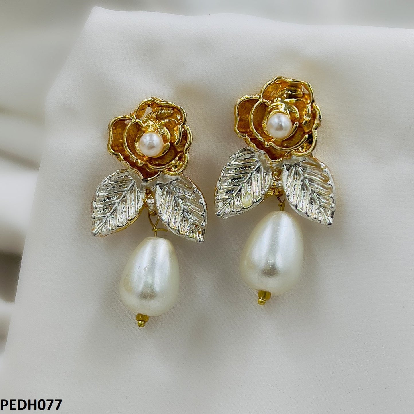 PEDH077 SDQ Flower/Pearl Drop Earring Pair