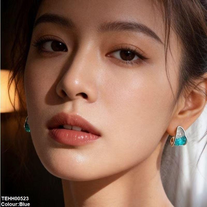 TEHH00523 YHC Triangle Zircon Stone Hoops Pair - TEHH