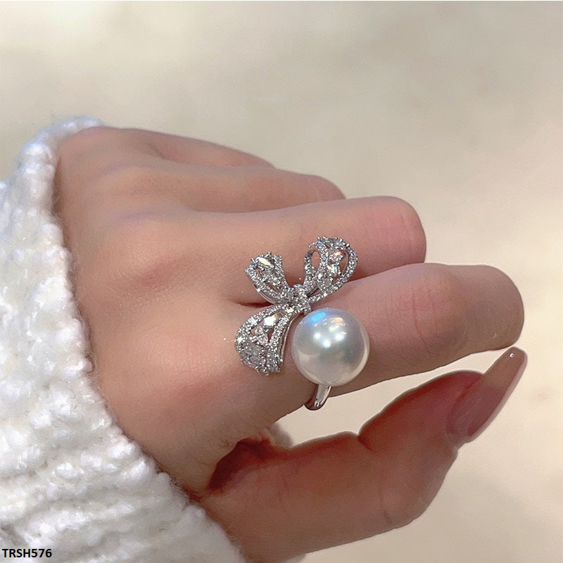 TRSH576 KRL Pearl Flower Ring Adjustable – IM Wholesale